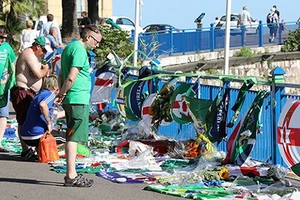 Mảnh tang, cái siết tay và tình yêu bóng đá 