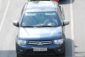 Ngồi ghế sau ô tô cũng phải thắt dây an toàn