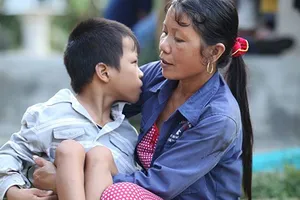 Mẹ rơi nước mắt, con tưởng trời mưa…