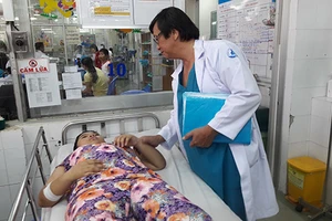 Lần đầu mổ cứu bé gái bị u tụy suốt 4 năm