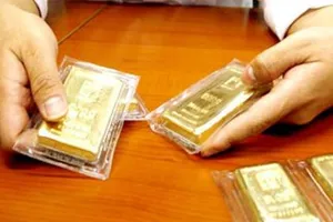 Giá vàng lao dốc, dân đẩy mạnh bán ra 