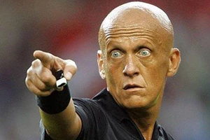 ‘Vua’ Collina yêu cầu thẻ vàng thủ môn bước lên chấm 11 m chơi đòn tâm lý