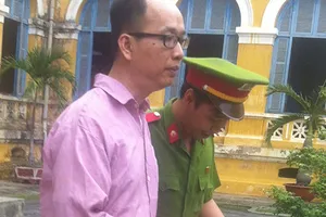 Thoát án tử nhờ đổi tham ô sang trộm cắp 