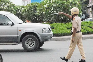 Tranh cãi việc phạt vỏ xe mòn, đèn mờ