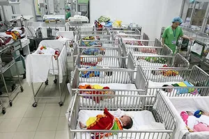 Hai gia đình đổi con sau bốn năm bị trao nhầm