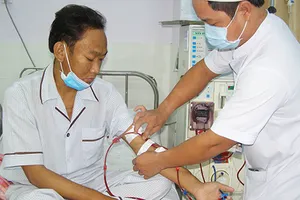 Mang máy lọc thận xuống gần nhà bệnh nhân