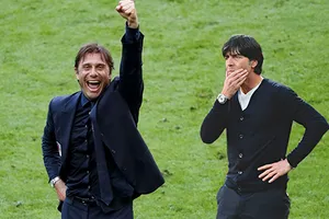 Hàng thủ hay nhất thách thức hàng công mạnh nhất