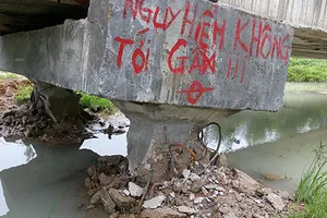 ‘Mưa lớn xô ngã kênh dẫn nước trăm tỉ’ (?!)