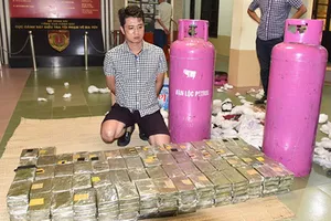 ‘Trùm’ 490 bánh heroin trong bình gas còn nhởn nhơ