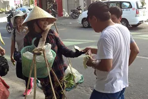 Khách Trung Quốc giật nón chị bán chuối