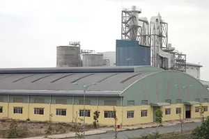 Nhà máy giấy 2.000 tỉ ‘trùm mền’, người dân ôm nợ