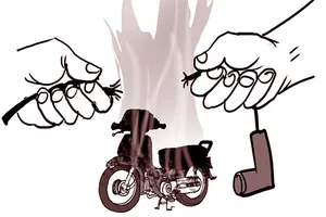 Giật dây bugi xe máy trên vũng xăng