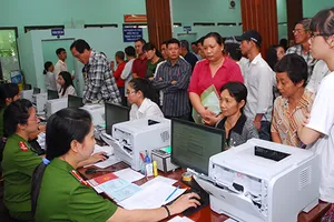 Gặp phiền bởi CMND bị cắt góc