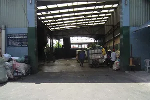 Dân tại ‘Điểm tập kết rác ‘hành’ dân’ tiếp tục chờ đợi