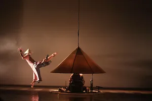 Nón - múa đương đại trên nền nhạc dân tộc