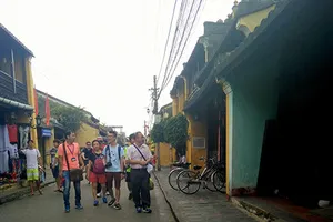 Đà Nẵng: ‘Xử’ hướng dẫn viên hoạt động chui và du khách gây rối