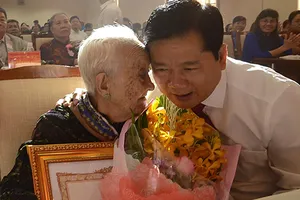 TP.HCM: 33 bà mẹ được tặng danh hiệu Bà mẹ Việt Nam anh hùng