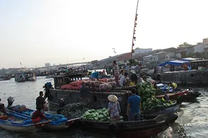 ‘Đành giã từ nhau chợ nổi Cái Răng...’