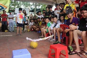 Dùng bóng đá xóa chửi thề của trẻ đường phố