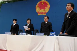 Hội thẩm nên mặc áo choàng khi xét xử?