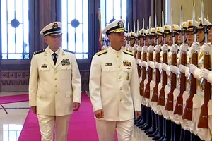 Đô đốc Trung Quốc thách đố xây đảo 