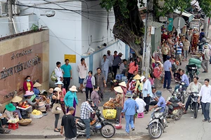 Bệnh viện, bệnh nhân đều muốn dẹp hàng rong