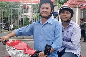 Hai bị cáo cướp giật bánh mì bị xử tù giam 