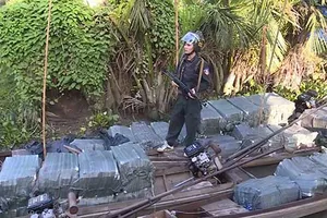 Bộ Công an đánh sập điểm tập kết thuốc lá lậu cực lớn