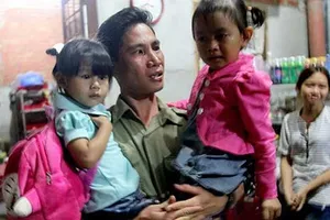 Ngày đầu hai bé trao nhầm bên bố mẹ ruột