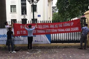 Thấy gì từ việc doanh nghiệp chăng biểu ngữ trước Bộ Công thương?