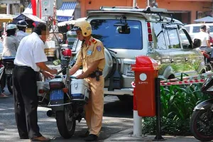 Phạt lỗi vượt đèn vàng: Nhiều điểm chưa ổn