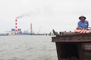 Nhà máy khổng lồ xả khói đen… đạt chuẩn