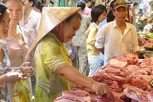 Người Sài Gòn dùng điện thoại thông minh mua thịt heo