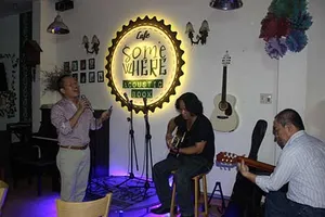 Bác sĩ đi hát để... kiếm cơm cho bệnh nhân