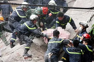 Sập nhà bốn tầng, hai người chết