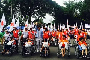 Hơn 5.000 người đi bộ vì nạn nhân da cam