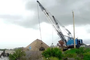 Dùng đất công viên làm bến vật liệu không phép? 