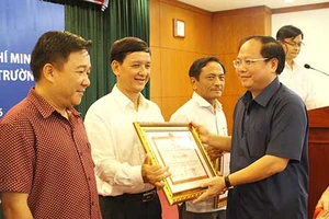 TP.HCM: Hỗ trợ hơn 28,2 tỉ đồng cho cán bộ, chiến sĩ, nhân dân Trường Sa và nhà giàn DK1