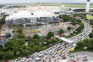 Tìm cách giải kẹt xe ở sân bay Tân Sơn Nhất