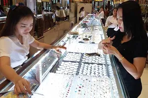 Người mua vàng đang bị ăn gian, móc túi ra sao?