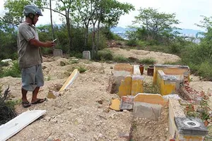 Tùy tiện đào phá, di dời gần 150 ngôi mộ 