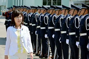 Nữ bộ trưởng Nhật khéo léo tránh khởi đầu sóng gió