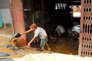 Đã làm đê bao còn nâng đường, có lãng phí?