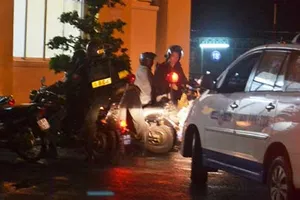 Cả chục cảnh sát bị thương khi bắt nghi phạm