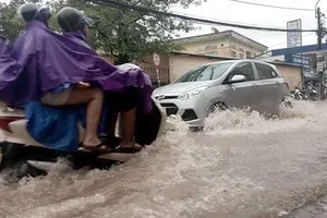 Bão số 3 tan, nhiều khu vực Hà Nội bị ngập sâu