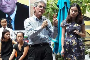 Giáo sư ĐH Stanford giao lưu ở đường sách Sài Gòn 