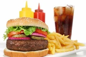 Ăn thức ăn nhanh khi mang bầu, con có thể bị tăng động