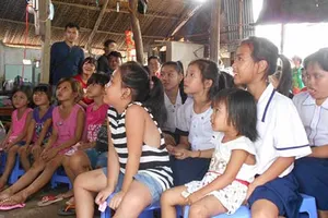 Ánh mắt trẻ thơ chực chờ ngày tới trường