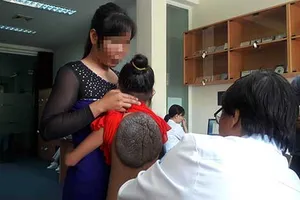 ‘Cô bé lưng rùa’ sắp được mổ