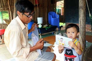 Người đàn ông mù quyết không chịu đứng ở ngã tư để ăn xin!